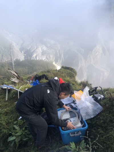 強化堰塞湖監測預警功能，林業保育署增設微地動儀。 